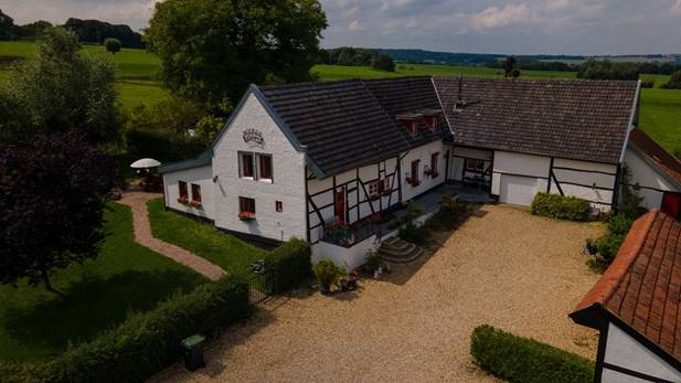 Afbeelding met gras, huis, buiten, oud
Automatisch gegenereerde beschrijving